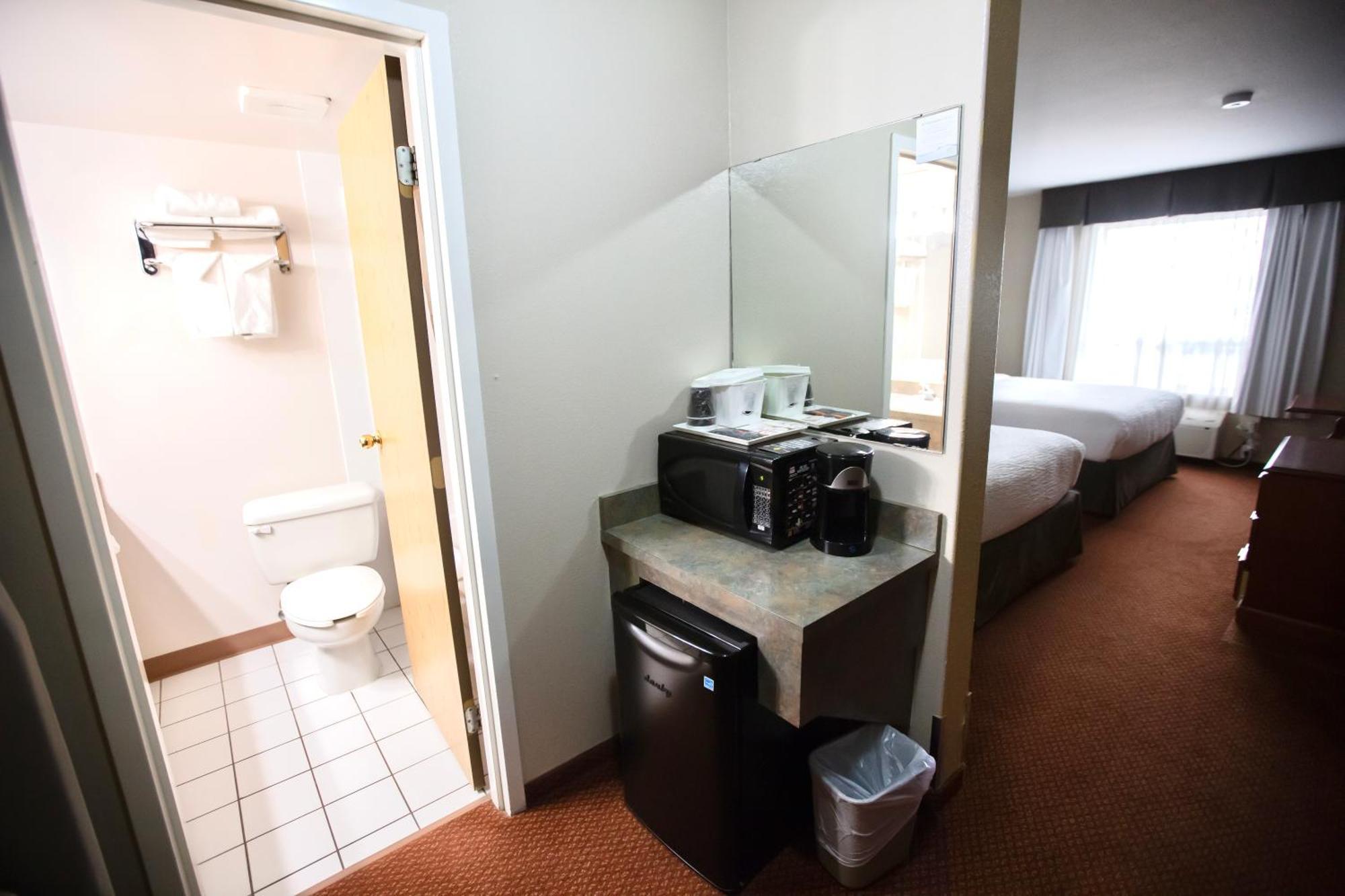 ซูเปอร์ 8 บาย วินด์แฮม ไวท์คอร์ต Hotel ไวท์คอร์ท ภายนอก รูปภาพ